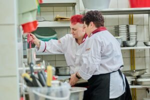 Kuchenne Rewolucje w Turku – Jak „Piwnica Smaku” stała się „Hot Loch”!